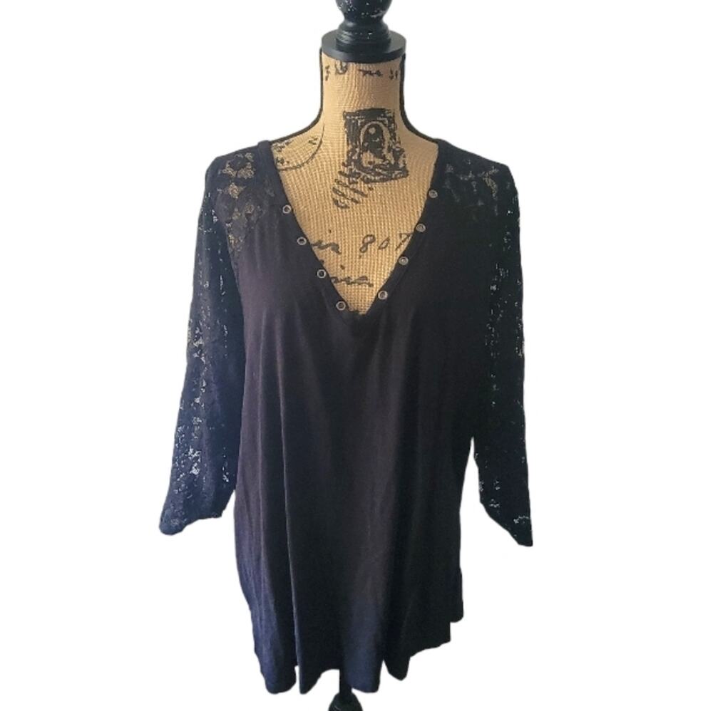 4X Torrid lace sleeve grommet v-neck black knit top